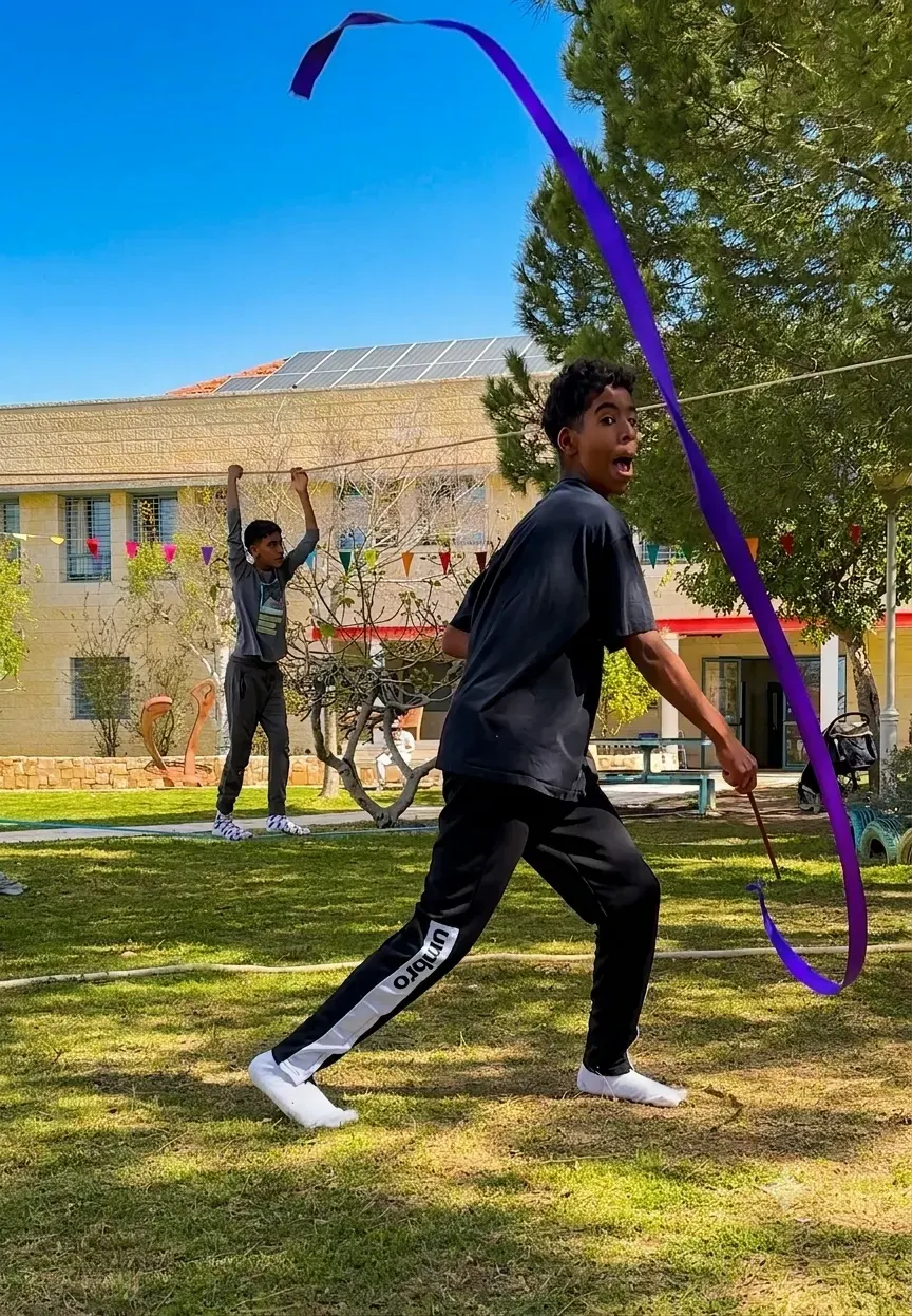 נער עם סרט קרקס