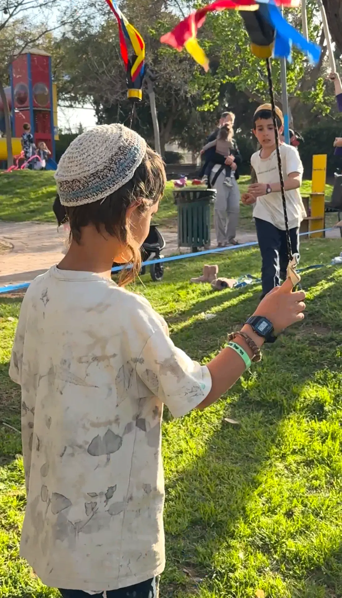ילד עם דגלי קרקס