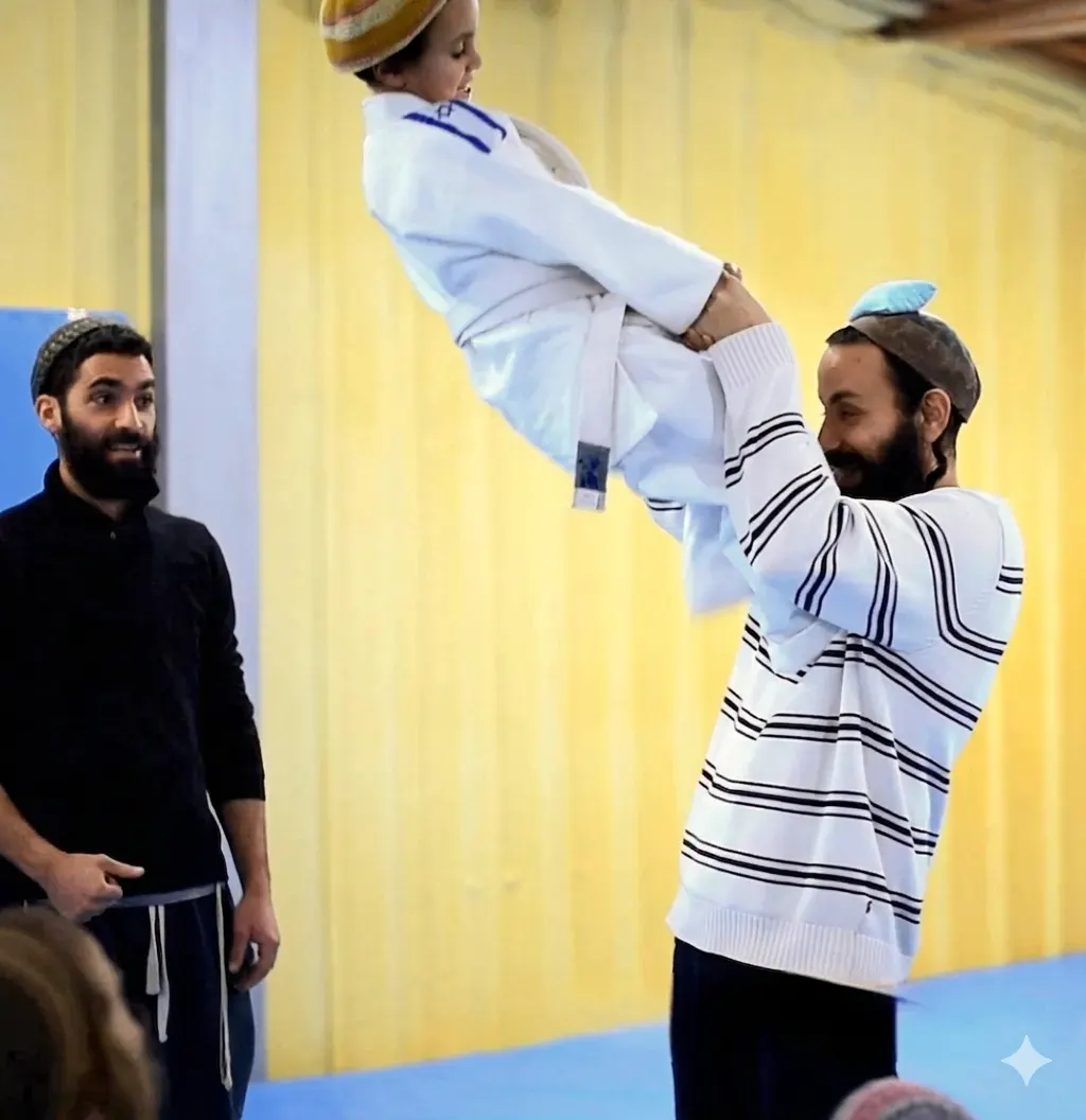 אבא מרים את בנו